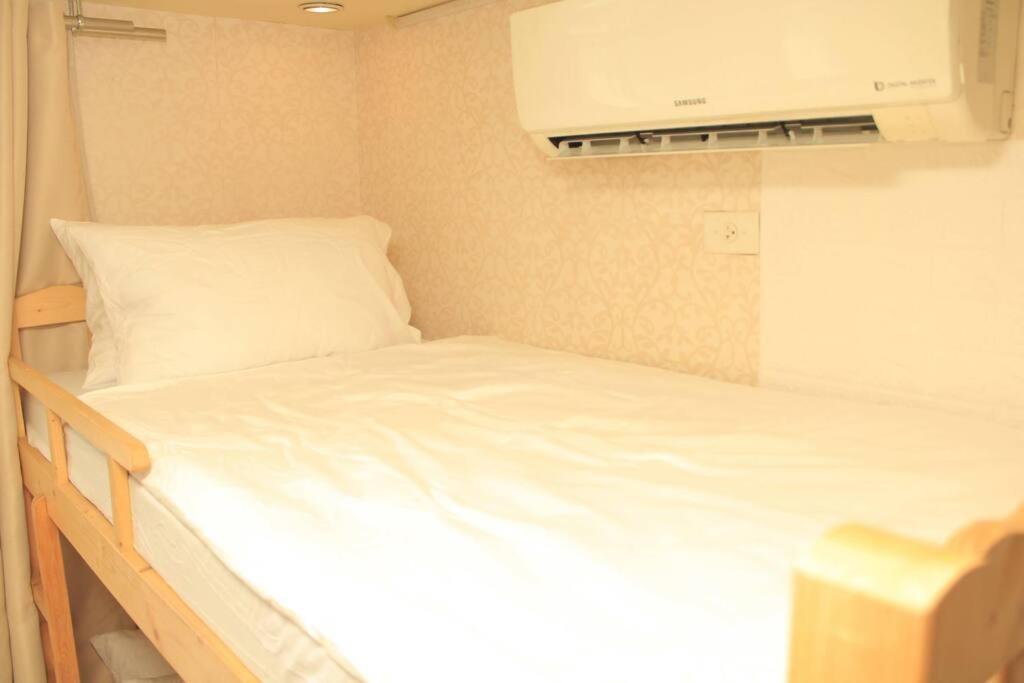 Apartment A2j Luxury 1br Balcony Near Venice Mall Bgc Manila