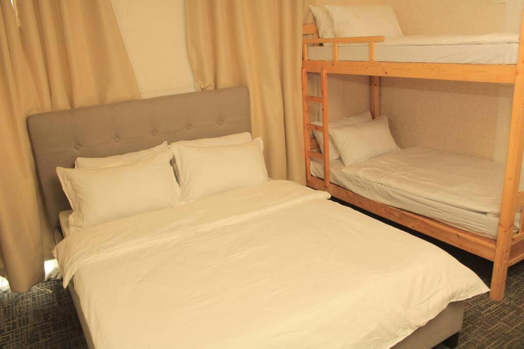 A2j Luxury 1br Balcony Near Venice Mall Bgc Manila