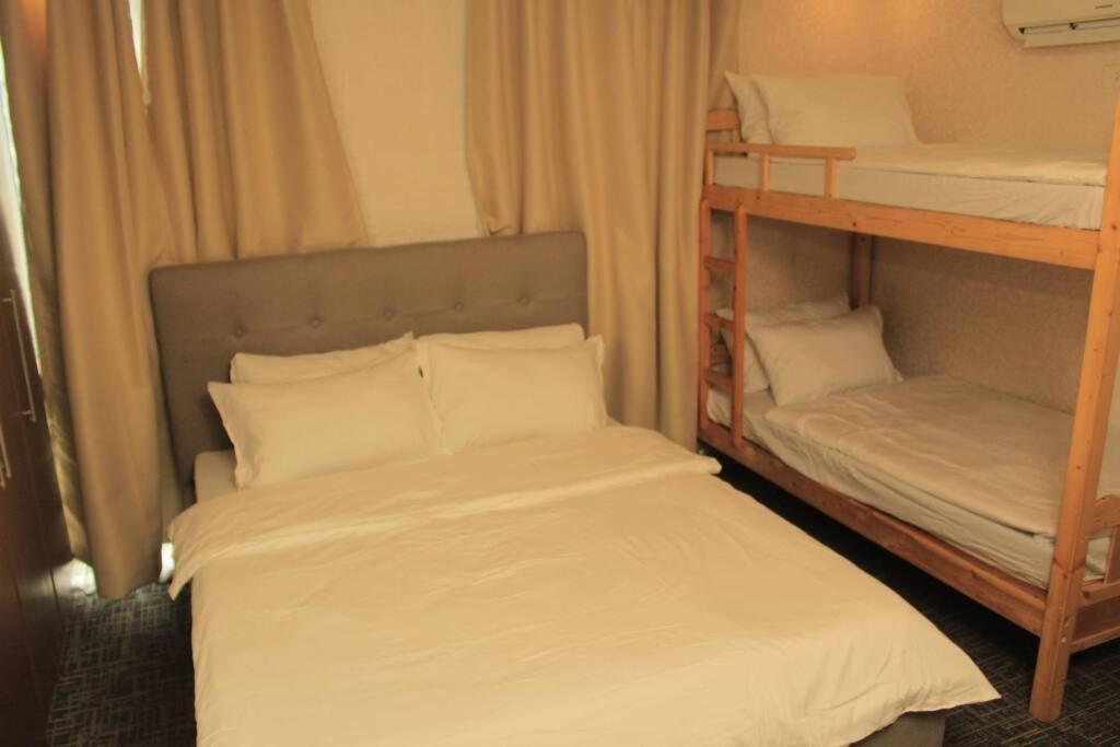A2j Luxury 1br Balcony Near Venice Mall Bgc Manila