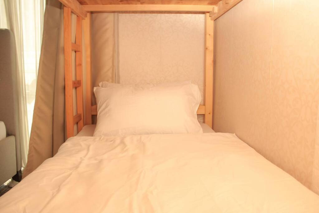 Apartment A2j Luxury 1br Balcony Near Venice Mall Bgc *