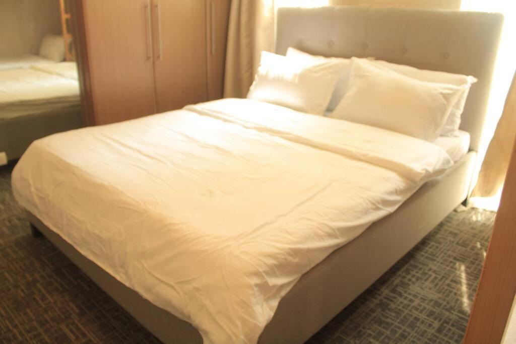 A2j Luxury 1br Balcony Near Venice Mall Bgc Apartment *