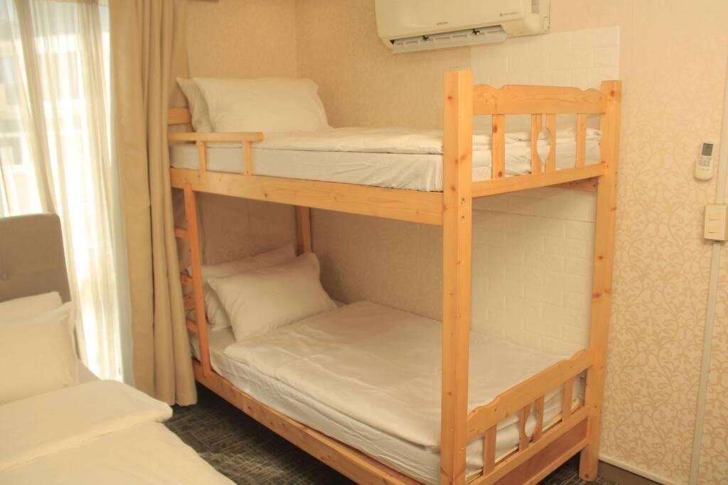 A2j Luxury 1br Balcony Near Venice Mall Bgc Manila