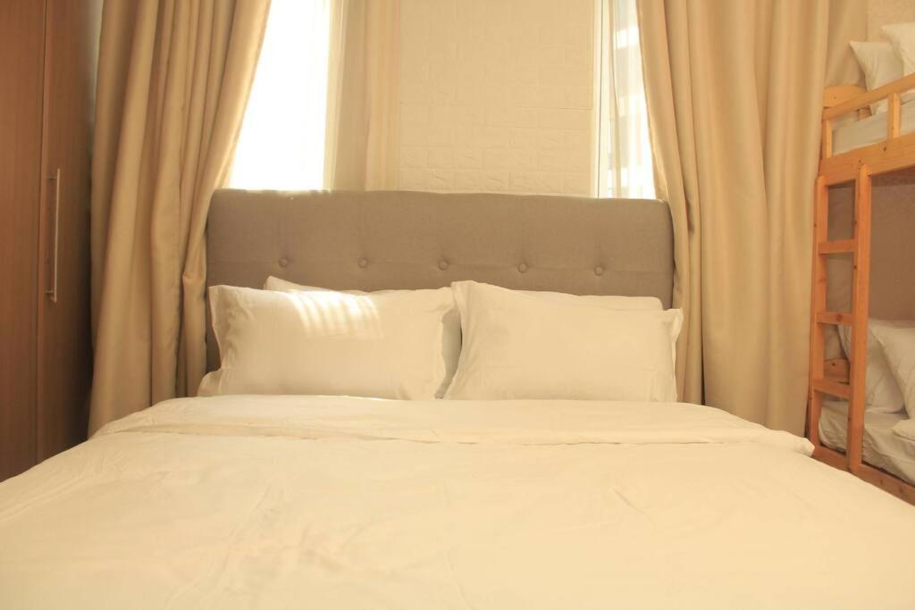 A2j Luxury 1br Balcony Near Venice Mall Bgc Manila
