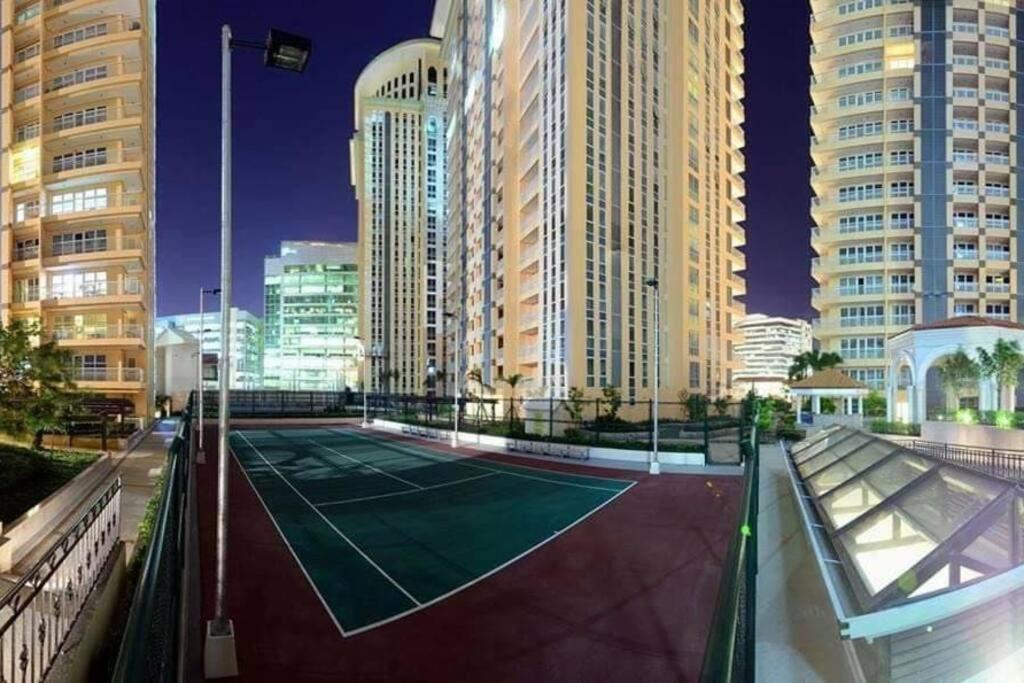 Apartment A2j Luxury 1br Balcony Near Venice Mall Bgc