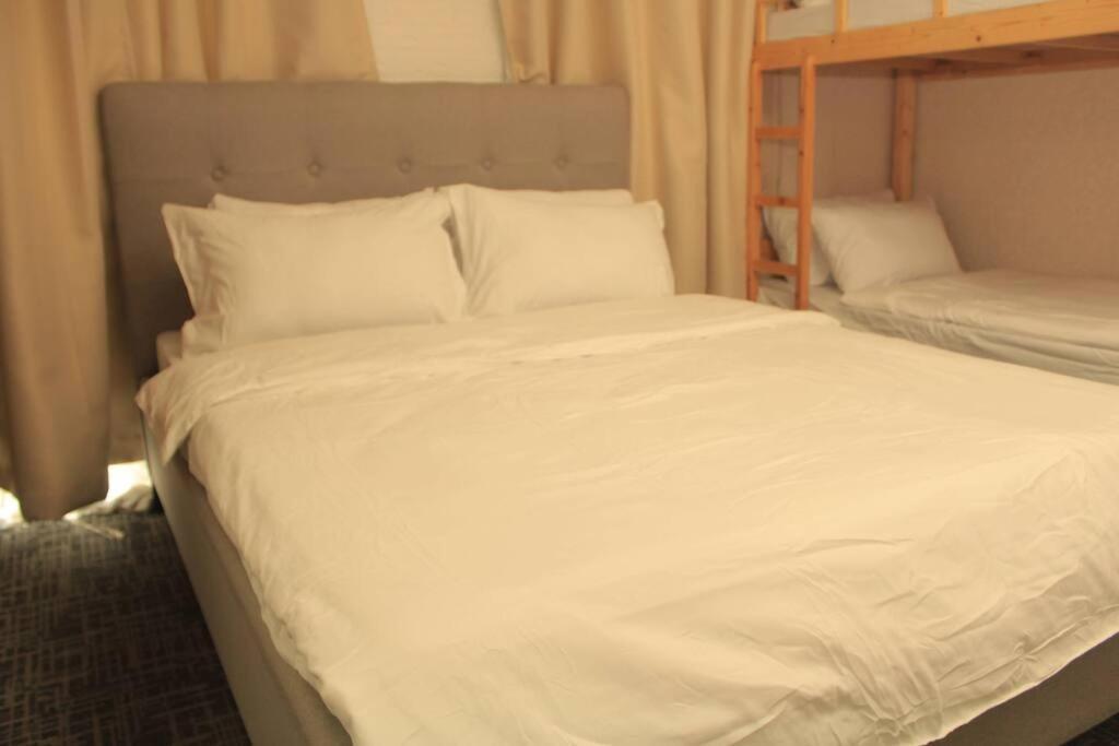 A2j Luxury 1br Balcony Near Venice Mall Bgc Apartment