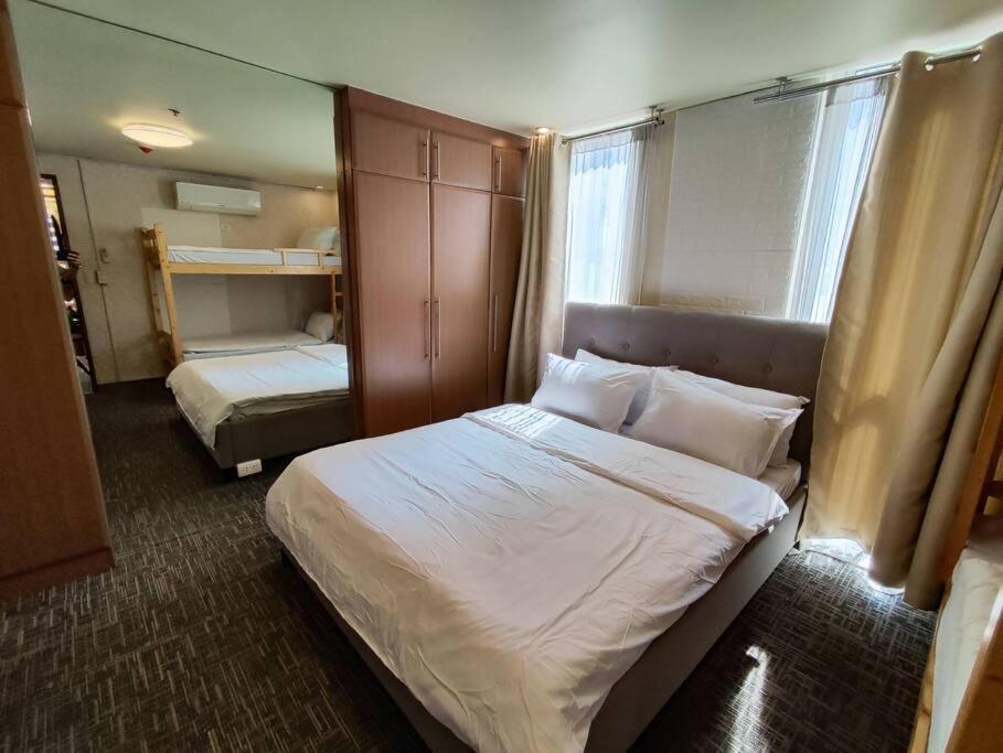 Apartment A2j Luxury 1br Balcony Near Venice Mall Bgc *